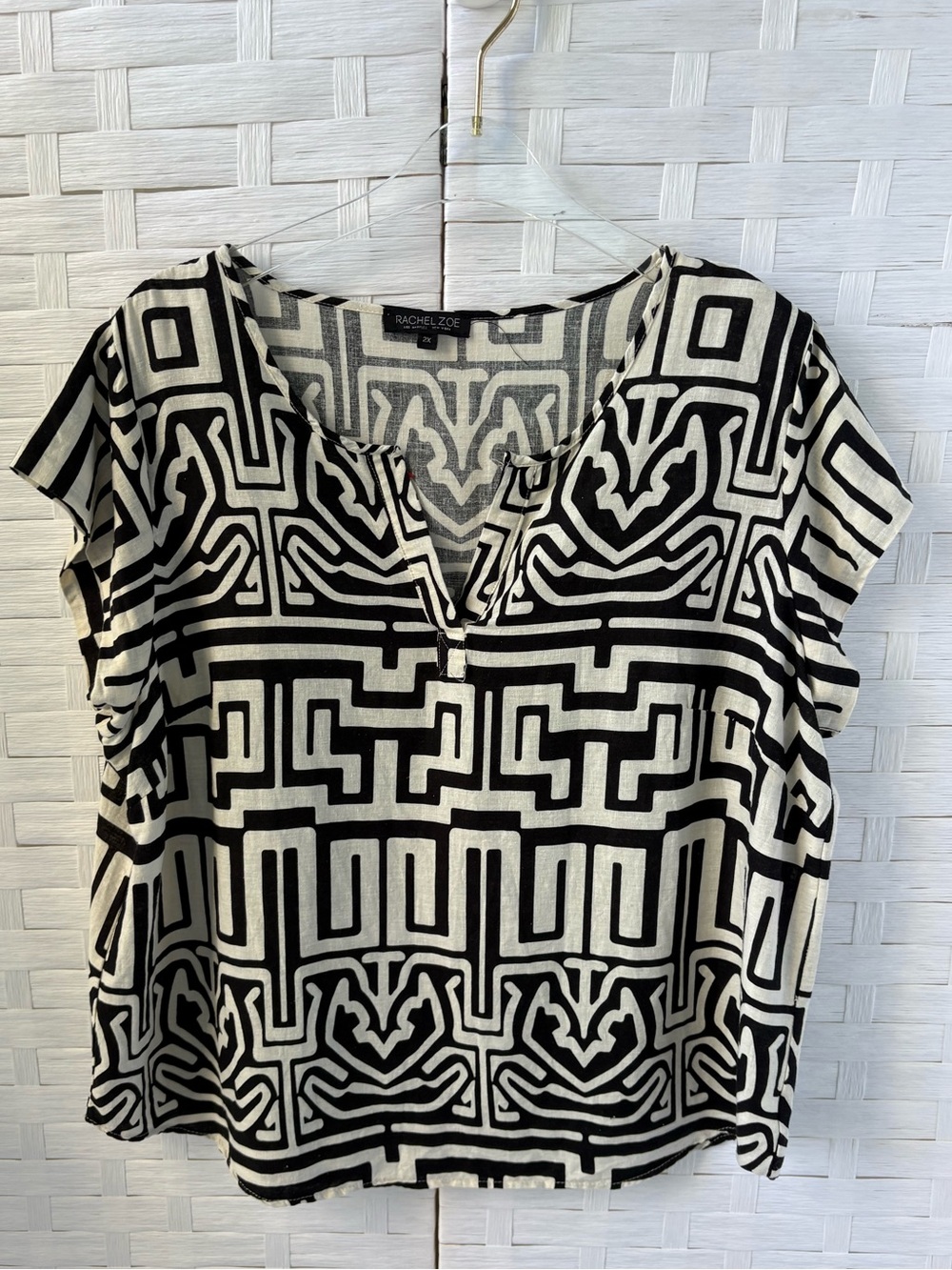 Rachel Zoe 2X Black Cream Geometric Short Sleeve V-Neck Linen Blend Top Cruise